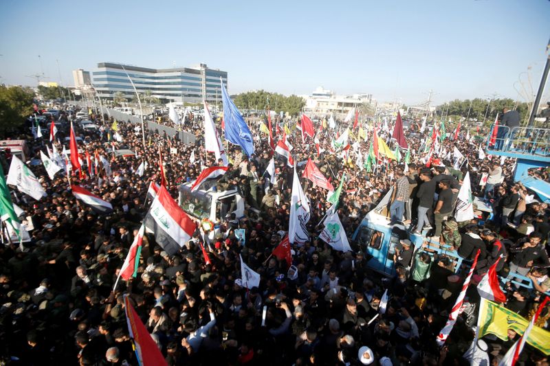 © Reuters. الآلاف يحتشدون لتشييع القيادي بالحشد الشعبي أبو المهدي المهندس في جنوب العراق