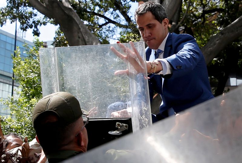 Guaidó se abre paso entre forcejeos y regresa a la Asamblea de Venezuela