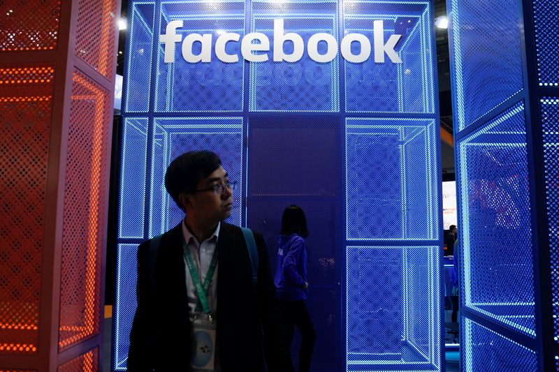 © Reuters. Painel do Facebook em convenção em Xangai, China
