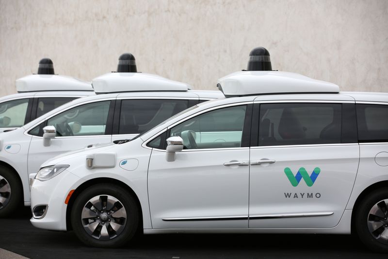 © Reuters. Parta da frota de carros autônomos da Waymo em Chandler, Arizona (EUA)