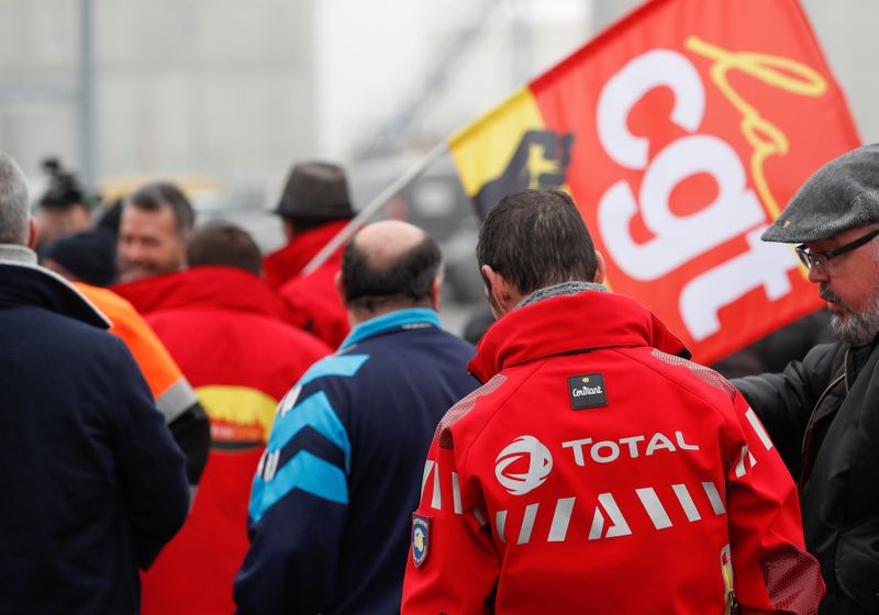 Sindicatos franceses bloqueiam refinarias com objetivo de parar reforma da Previdência
