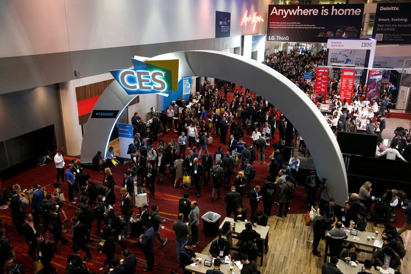 © Reuters. Attendees fill the lobby of the Las Vegas Convention Center during the 2020 CES in Las Vegas