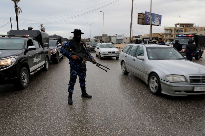 © Reuters. FILE PHOTO: A member of the central security support force holds a weapon during the security deployment in the Tajura neighborhood, east of Tripoli