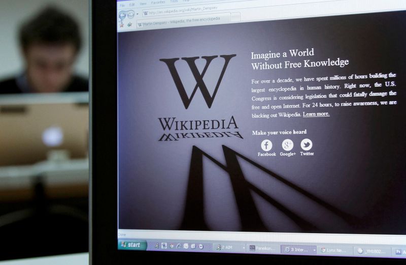 © Reuters. A reporter's laptop shows the Wikipedia blacked out opening page in Brussels