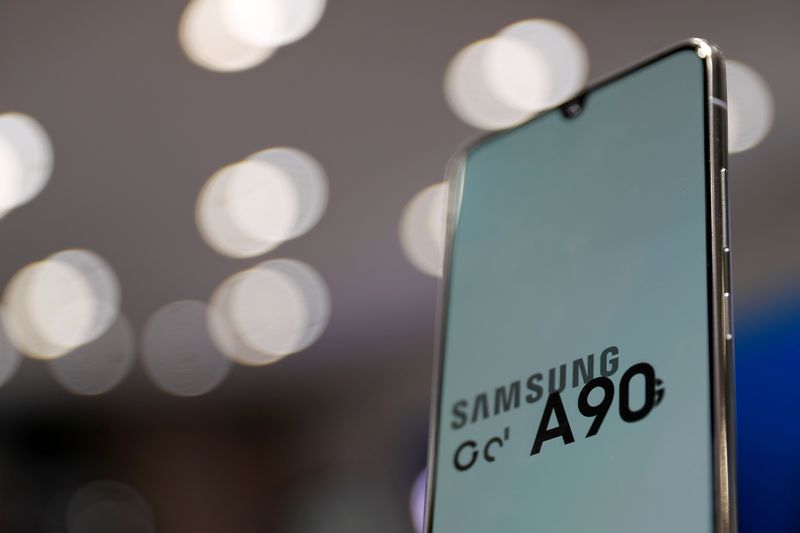 © Reuters. Samsung Electronic's Galaxy A90 is seen on display at a Samsung store in Seoul