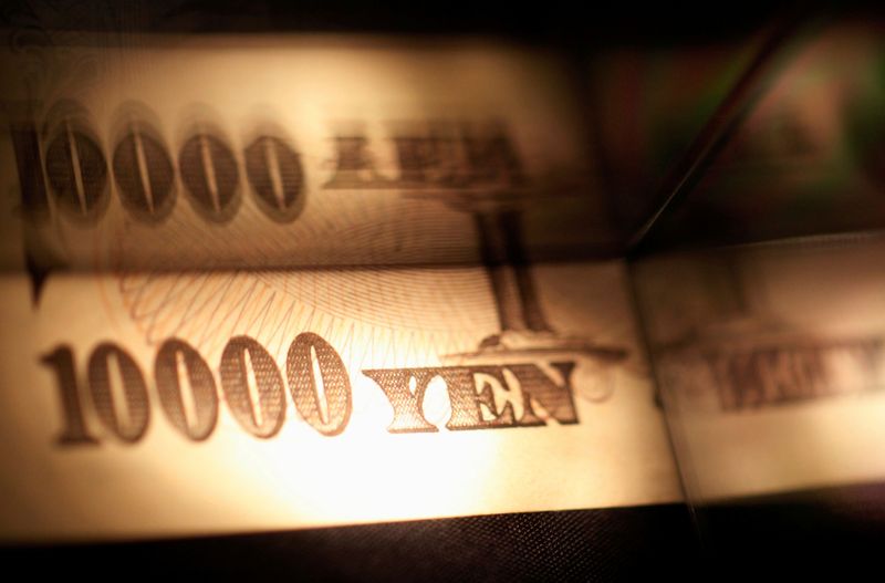 © Reuters. Light is cast on a Japanese 10,000 yen note as it's reflected in a plastic board in Tokyo, in this picture illustration