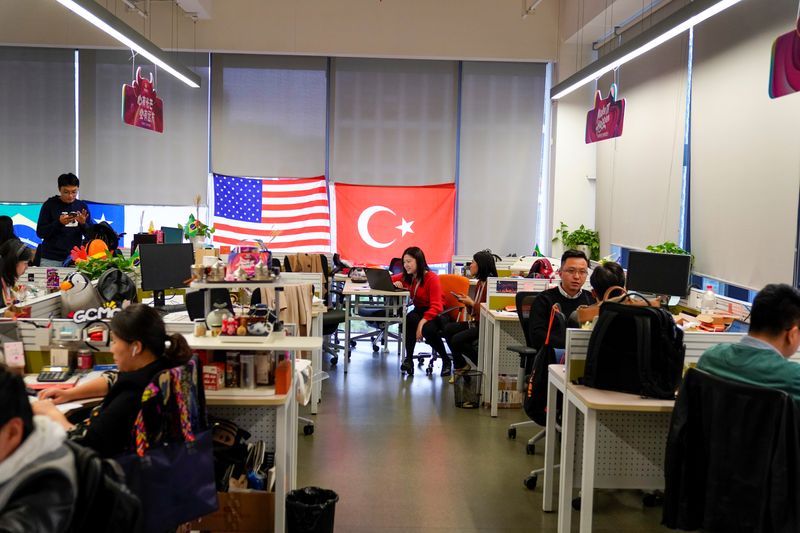 © Reuters. Employees work at AliExpress office at the Alibaba company's headquarters in Hangzhou