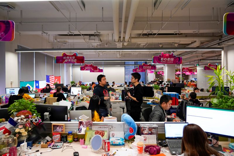 © Reuters. Employees work at AliExpress office at the Alibaba company's headquarters in Hangzhou