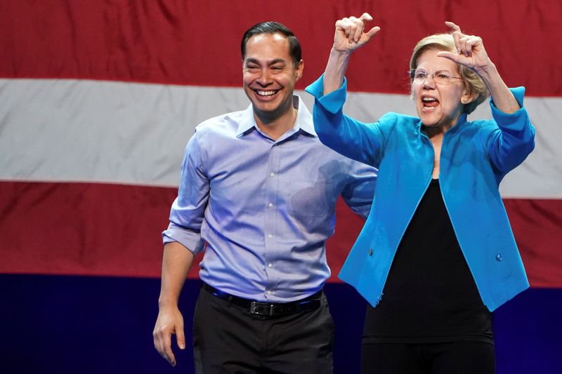 © Reuters. Democratic U.S. presidential candidate and Senator Elizabeth Warren gestures next to former Democratic U.S. presidential candidate Julian Castro during her campaign event at Brooklyn's Kings Theatre in New York