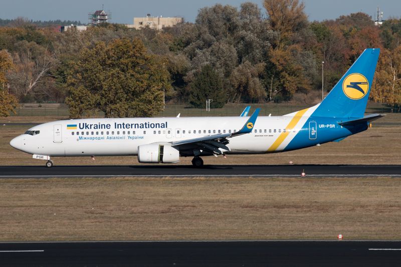 © Reuters. Ukraine International Airlines Boeing 737-800 with the registration UR-PSR, taxis at Berlin Tegel airport