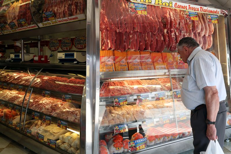 © Reuters. Homem compra carne em um açougue de Santo André, São Paulo