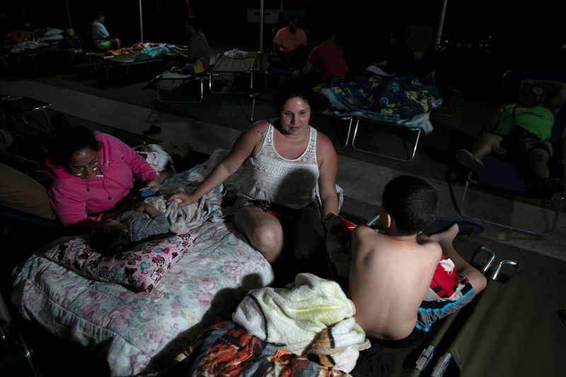 Moradores de Porto Rico dormem ao relento e esperam por energia após terremoto &quot;devastador&quot;