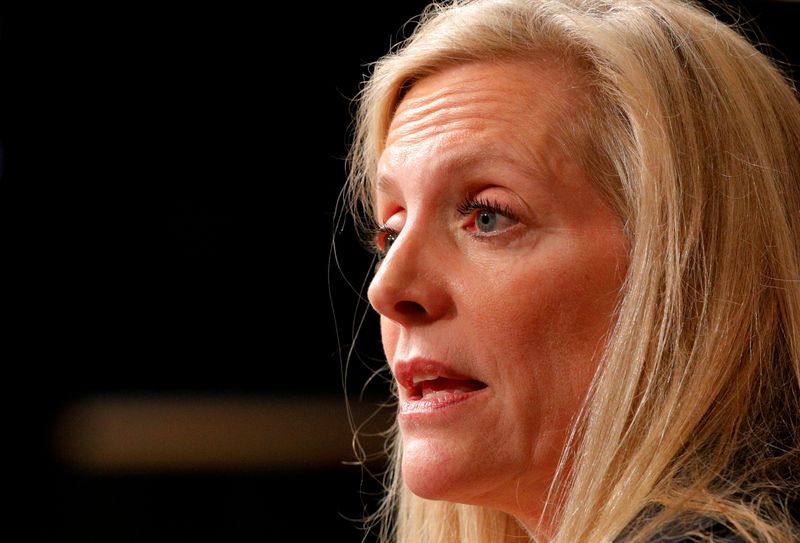 © Reuters. FILE PHOTO: Federal Reserve Board Governor Lael Brainard speaks at the John F. Kennedy School of Government at Harvard University in Cambridge