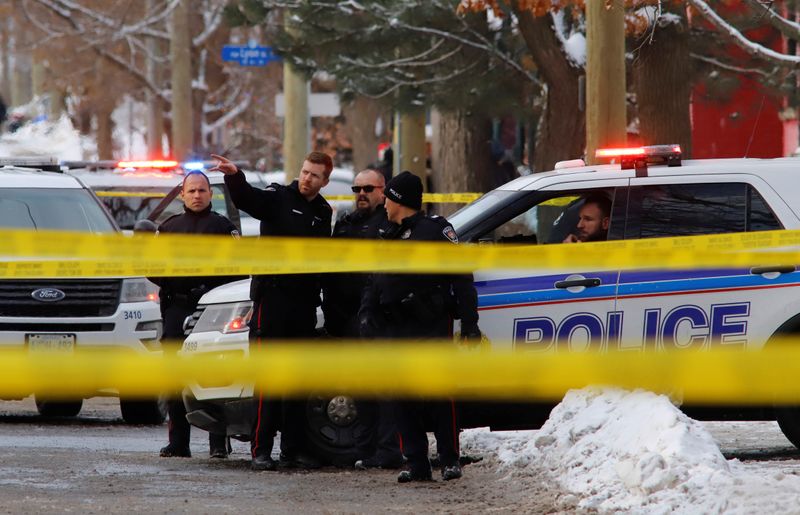 © Reuters. Police investigate a shooting incident in Ottawa