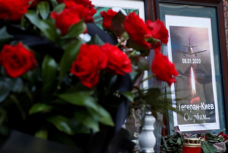 © Reuters. Flowers and a memorial poster are placed outside the Iranian Embassy to commemorate the victims of the Ukraine International Airlines flight PS752 plane crash