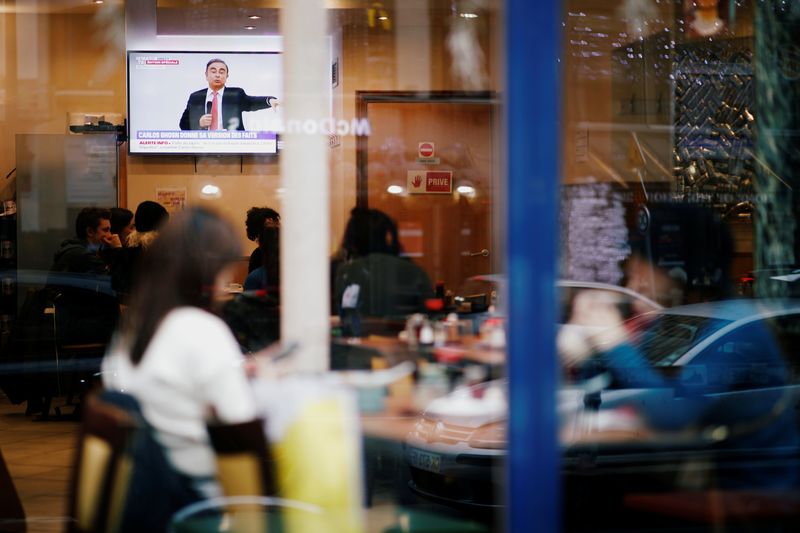 © Reuters. Customers at a Japanese restaurant watch on TV the live news conference of former Nissan chairman Carlos Ghosn in Paris