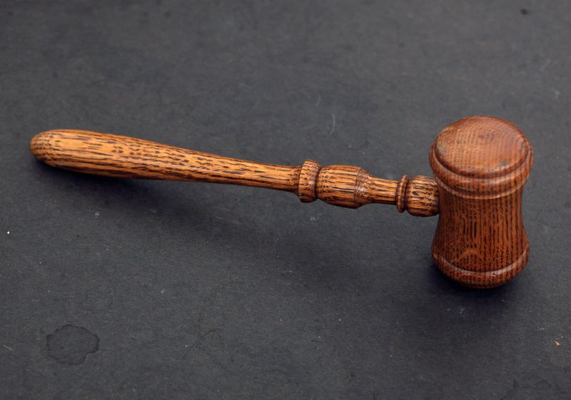 © Reuters. FILE PHOTO: The judge's gavel is seen in court room 422 of the New York Supreme Court