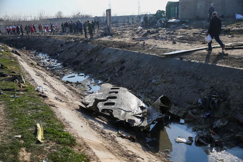© Reuters. Destroços de avião ucraniano que caiu logo após decolar de Teerã