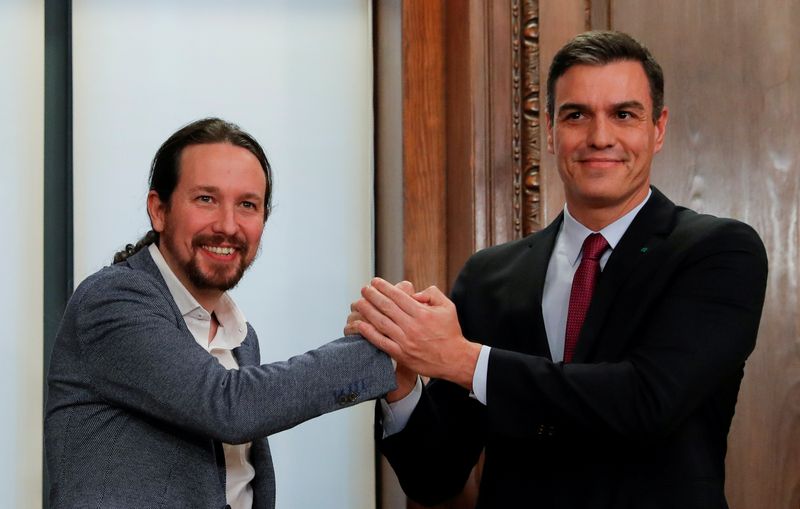 © Reuters. FILE PHOTO: Spain's acting PM Sanchez and Unidas Podemos leader Iglesias present their coalition agreement in Madrid