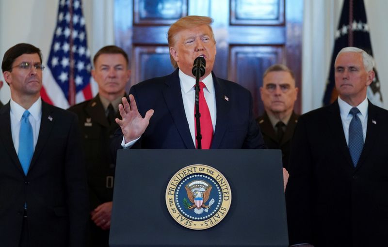 © Reuters. Foto del miércoles del presidente de EEUU, Donald Trump, dando un discurso en la Casa Blanca junto al Secretario de Defensa Mark Esper, el vicepresidente Mike Pence y líderes militares