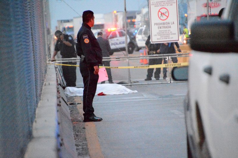 Denied U.S. entry, Mexican cuts own throat on bridge over Rio Grande