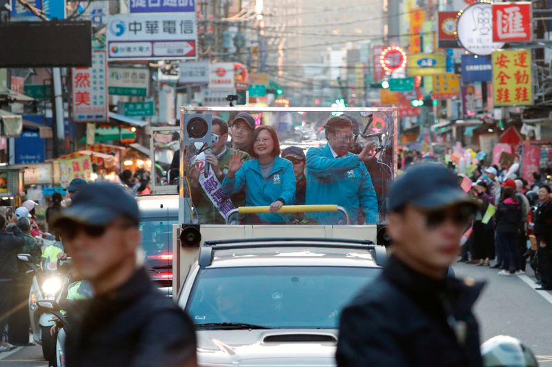 © Reuters. Taiwan President Tsai Ing-wen waves to supporters from a vehicle during a campaign rally ahead of the election in Taoyuan