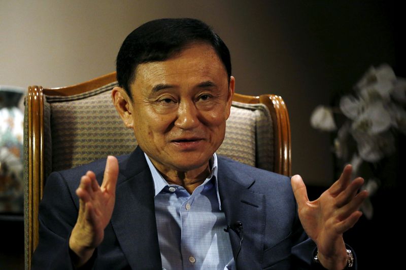 © Reuters. FILE PHOTO: Former Thai Prime Minister Thaksin Shinawatra speaks to Reuters during an interview in Singapore