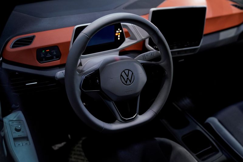 © Reuters. FILE PHOTO: The interior of a Volkswagen electric ID car is seen during a construction completion event of SAIC Volkswagen MEB electric vehicle plant in Shanghai
