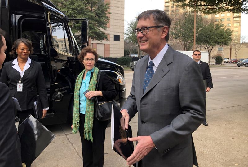 © Reuters. FOTO DE ARCHIVO: El vicepresidente de la Reserva Federal, Clarida, aborda un autobús para recorrer el sur de Dallas como parte de un acercamiento comunitario de los banqueros centrales estadounidenses en Dallas