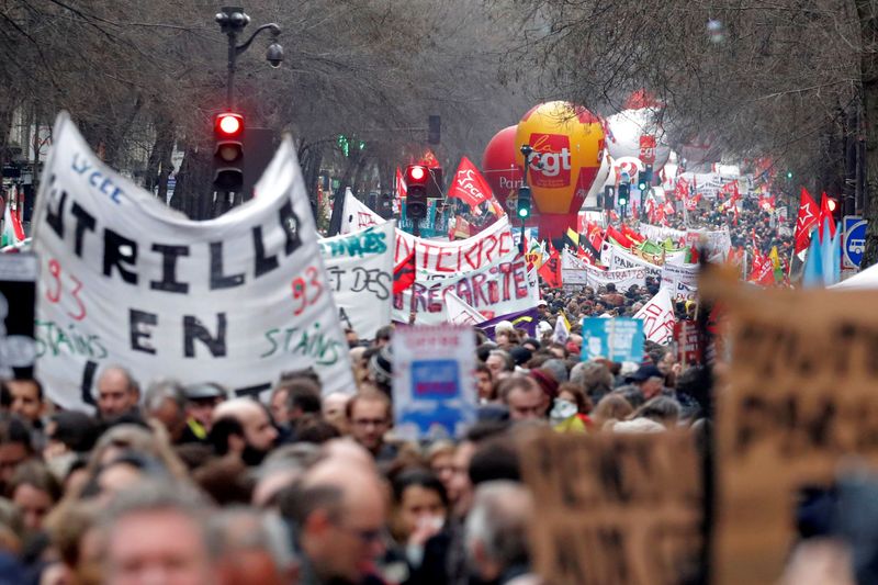 Sindicatos franceses saem às ruas para protesto decisivo contra reforma da Previdência