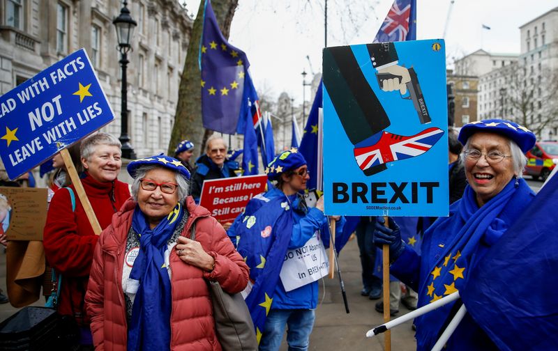 © Reuters. Manifestantes anti-Brexit protestam em frente a Downing Street, em Londres