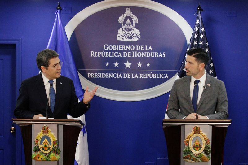 © Reuters. U.S. Department of Homeland Security (DHS) acting Secretary Chad Wolf and Honduras' President Juan Orlando Hernandez deliver a joint message, in Tegucigalpa