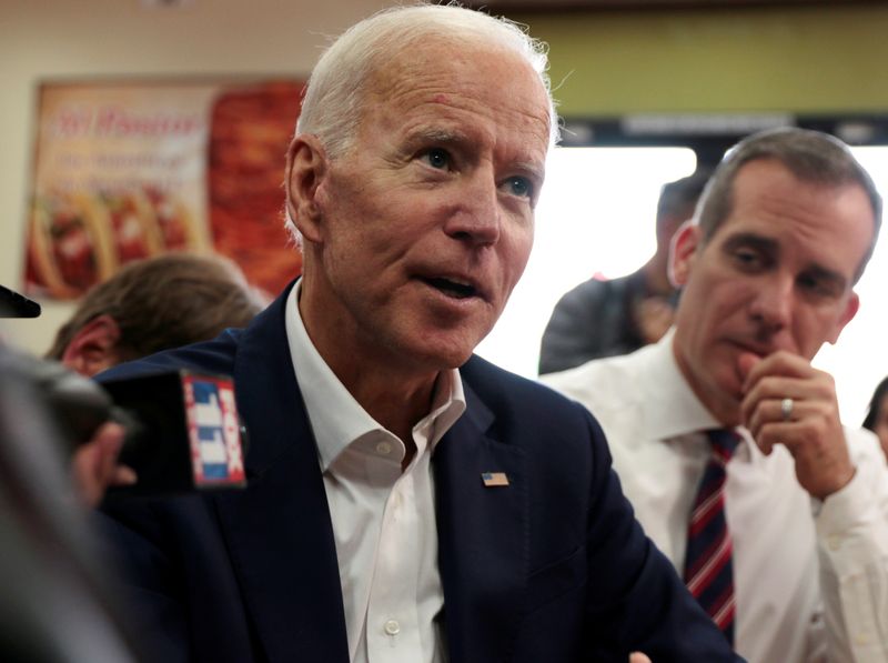 © Reuters. U.S. Democratic presidential candidate Biden joins Los Angeles Mayor Garcetti in Los Angeles