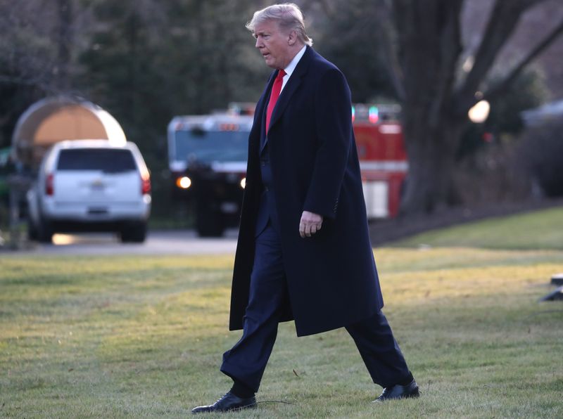 © Reuters. U.S. President Donald Trump boards Marine One