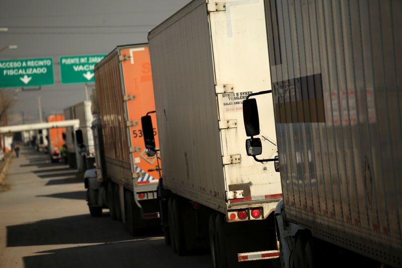 © Reuters. Trucks wait in a queue for border customs control at the Zaragoza-Ysleta border crossing bridge in Ciudad Juarez