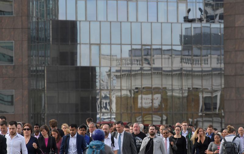 © Reuters. Workers cross London Bridge during the morning rush hour in London