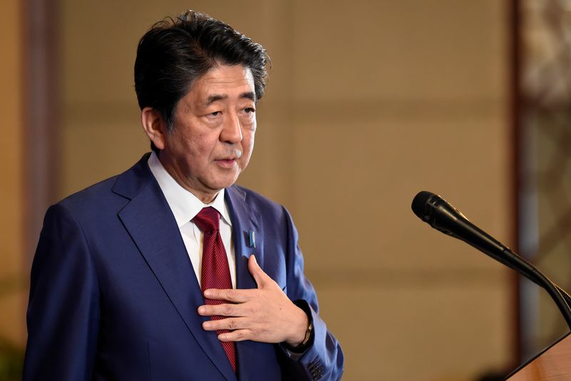 © Reuters. مصدر: رئيس وزراء اليابان سيمضي في جولته الشرق أوسطية كما هو مخطط