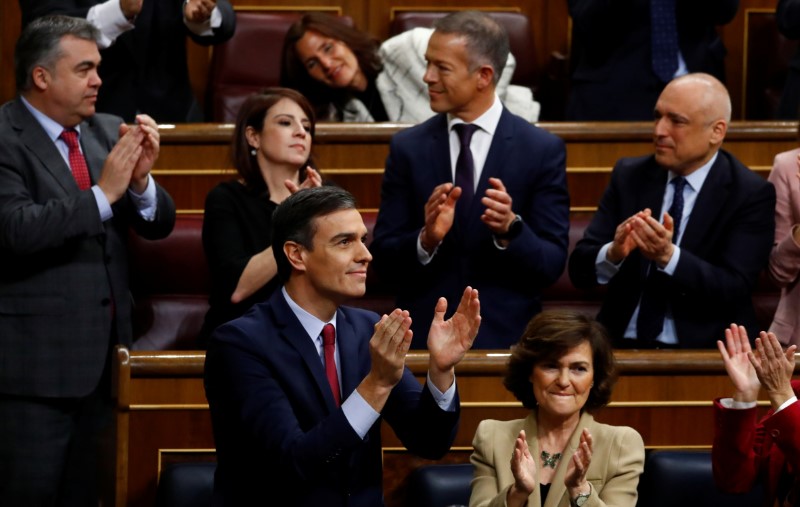 Socialistas espanhóis montam governo de coalizão focado na economia