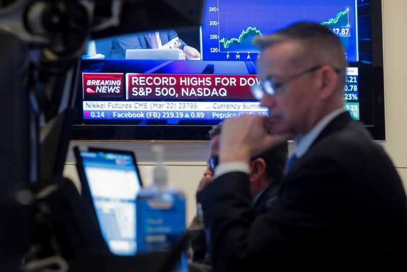 Dow Jones supera 29 mil pontos com investidor ignorando dados mais fracos de emprego