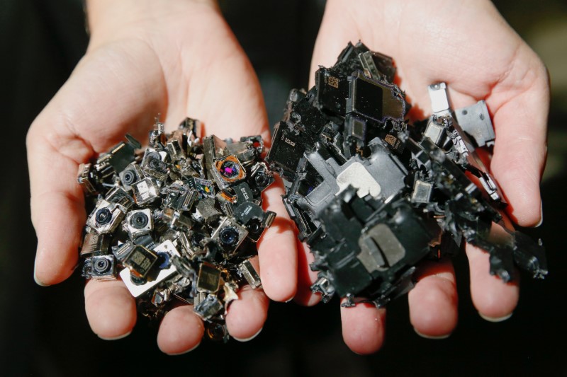 © Reuters. IPhone components at an Apple recycling facility in Austin