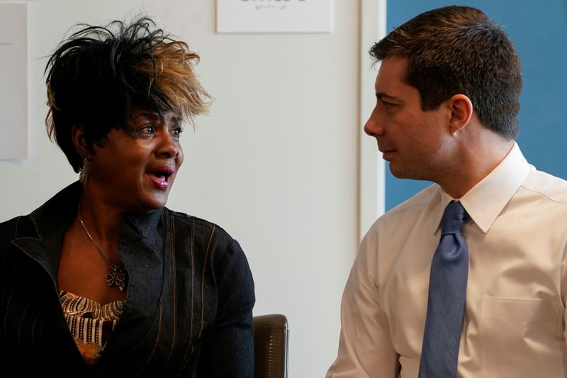 © Reuters. Democratic 2020 U.S. presidential candidate Pete Buttigieg listens to LaVerne Green tell her story as he visits a Salvation Army "Bridge Home" transitional housing project for the homeless in  Los Angeles