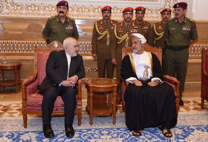 © Reuters. أصدقاء وخصوم يجتمعون في عُمان لتقديم التعازي في وفاة السلطان قابوس