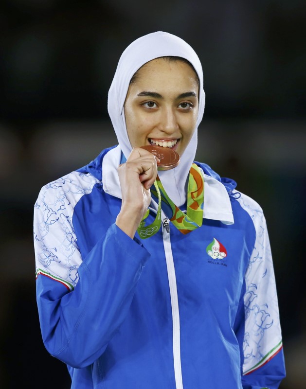 اللاعبة الإيرانية الوحيدة الحاصلة على ميدالية أولمبية تعلن رحيلها عن بلدها