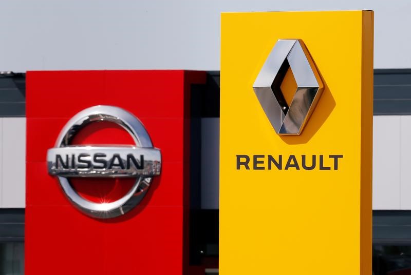 © Reuters. The logos of car manufacturers Renault and Nissan are seen in front of dealerships of the companies in Reims