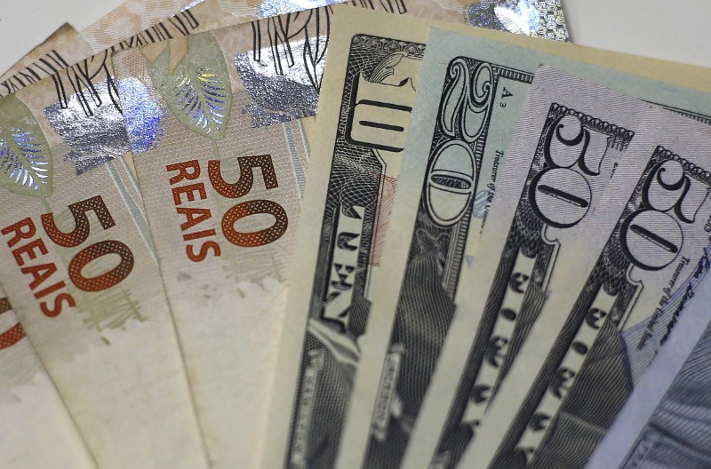 Dólar caminha para 4° pregão de alta sem atuação do BC e à espera de estimativas nacionais