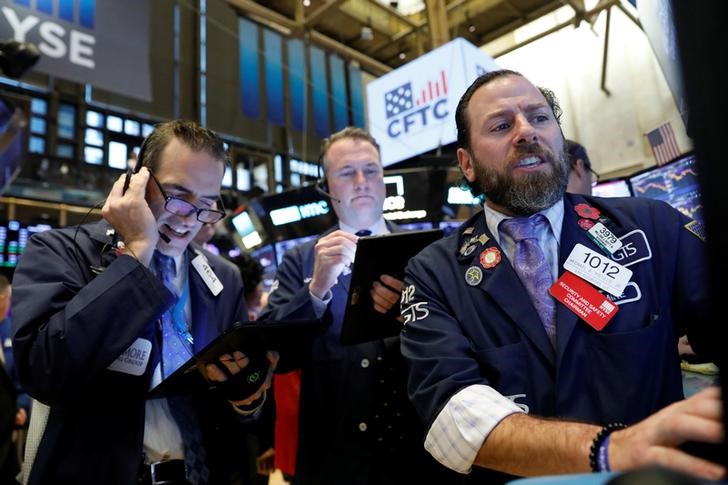 © Reuters. Traders work on the floor at the NYSE in New York