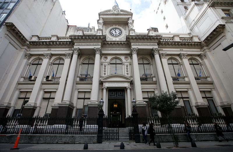 © Reuters. A general view of the facade of Argentina's Central Bank, in Buenos Aires