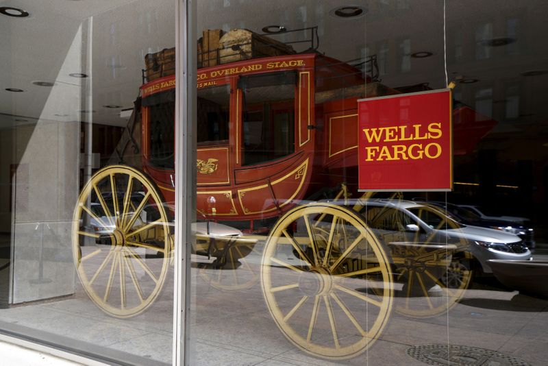 © Reuters. FILE PHOTO: An 1860's era stagecoach is displayed at the Wells Fargo & Co. bank in downtown Denver