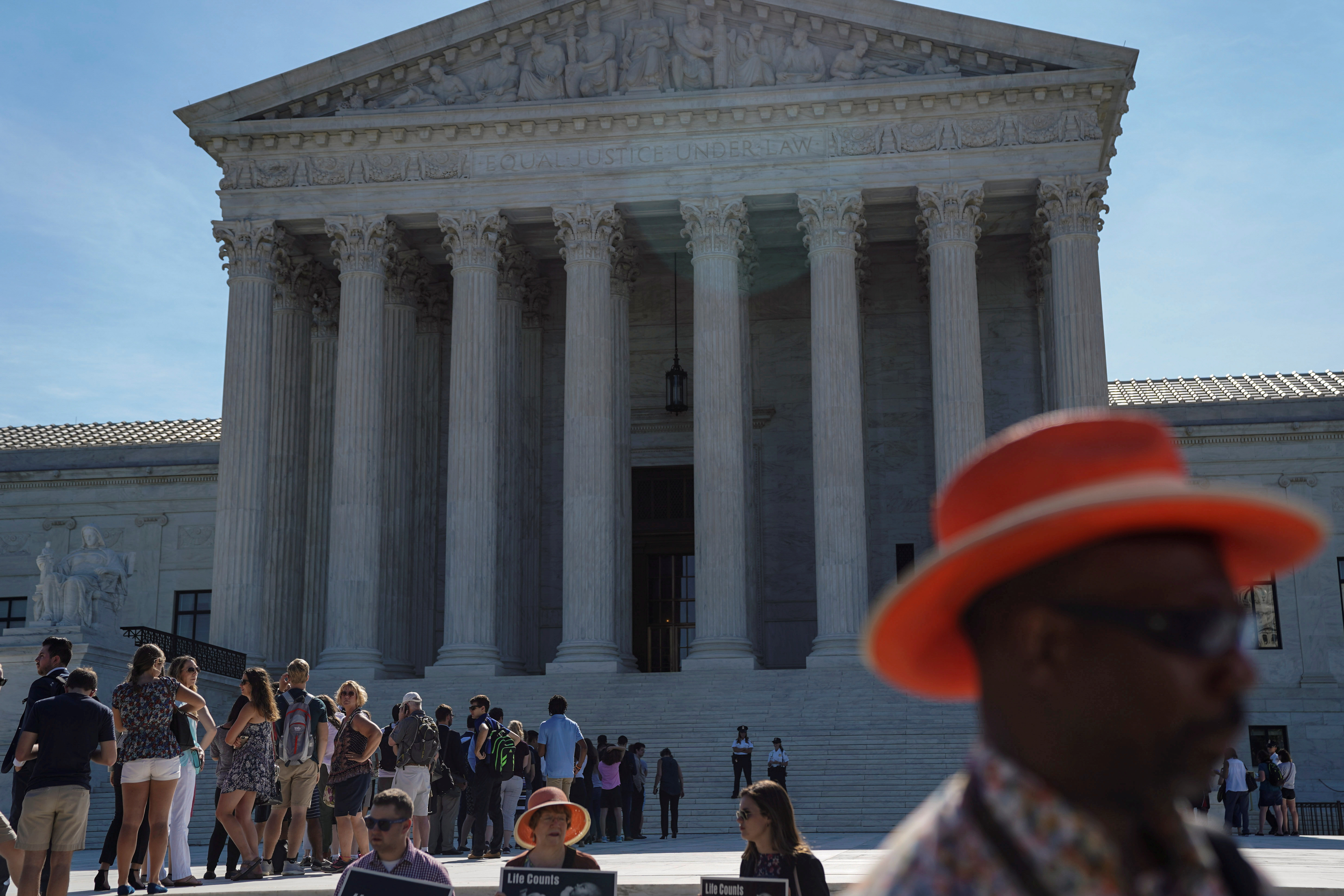 © Reuters. FILE PHOTO: Visitors wait to enter the U.S. Supreme Court in Washington