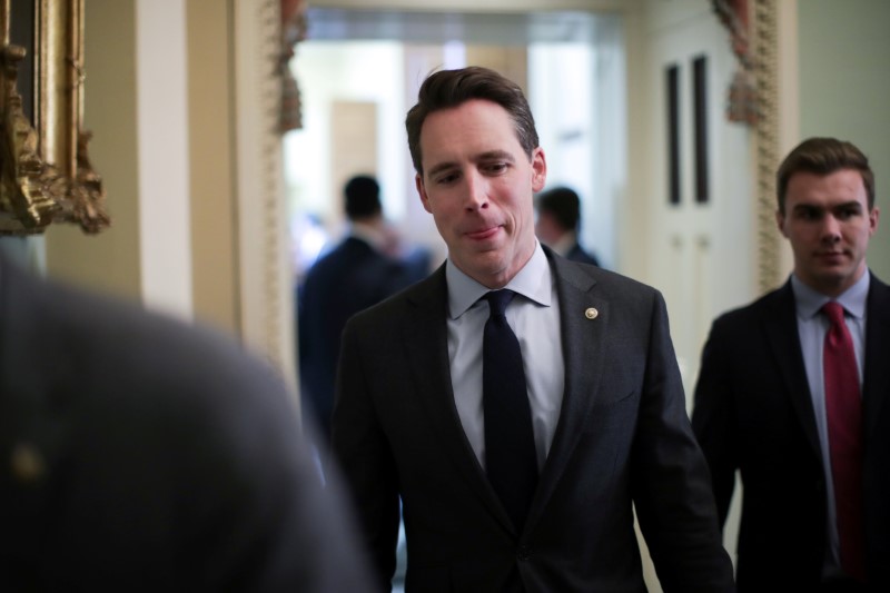 © Reuters. U.S. Senator Hawley departs after the weekly Republican caucus luncheon at the U.S. Capitol in Washington